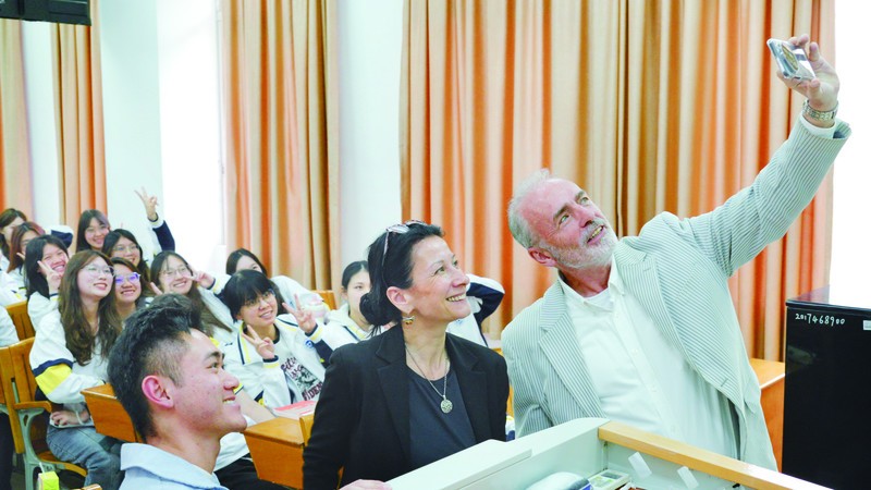 bat365在线官网平台积极引进高层次人才。图为外籍教师课堂上与学生互动。